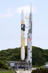 　発射地点に移動するＨ２Ａロケット５０号機＝２８日午前、鹿児島県の種子島宇宙センター