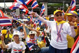 　タイのペートンタン首相の辞任を求め気勢を上げるデモの参加者＝２８日、バンコク（共同）