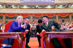 　ロ朝の芸術団による公演の観覧に臨むロシアのリュビモワ文化相（手前左）と北朝鮮の金正恩朝鮮労働党総書記（同右）＝２９日、平壌（朝鮮中央通信＝共同）
