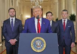 　トランプ米大統領（手前）＝２１日、ワシントンのホワイトハウス（ＡＰ＝共同）