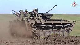 　ウクライナ領内で戦闘訓練に参加するロシア軍の車両。５月１９日に映像を公表（ロシア国防省提供・ＡＰ＝共同）