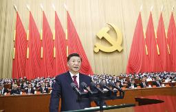 　２０２２年、北京の人民大会堂で開かれた第２０回中国共産党大会で活動報告する習近平総書記（新華社＝共同）