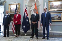 　「クアッド」での写真撮影に臨む岩屋外相（右から２人目）ら＝１日、ワシントンの国務省（ＡＰ＝共同）