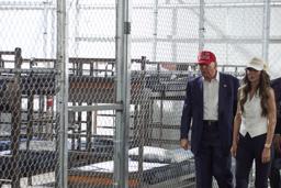　新たに建設された不法移民の収容施設「アリゲーター・アルカトラズ」を視察するトランプ米大統領（左）＝１日、フロリダ州（ＡＰ＝共同）