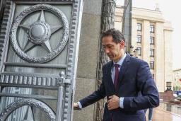 　１日、モスクワのロシア外務省の建物に到着したアゼルバイジャン大使（タス＝共同）