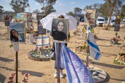 　２日、イスラエル南部レイムでの抗議活動で「即時停戦を」と記された傘を持つ女性（ＡＰ＝共同）