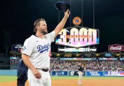 　ホワイトソックス戦で通算３千奪三振を達成し、歓声に応えるドジャースのカーショー＝ロサンゼルス（共同）