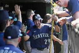 　カブス戦の７回、２９号２ランを放ち祝福されるマリナーズのローリー＝シカゴ（イマジンイメージズ・ロイター＝共同）