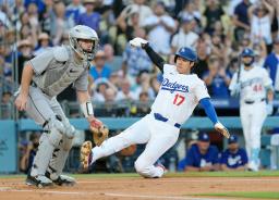 　ホワイトソックス戦の１回、フリーマンの適時打で生還するドジャース・大谷＝ロサンゼルス（共同）