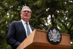 　演説するスターマー英首相＝１日、ロンドン（Ｃａｒｌ　Ｃｏｕｒｔ／ＰＡ通信＝共同）