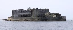 　世界遺産「明治日本の産業革命遺産」を構成する長崎市の端島（通称・軍艦島）＝５月