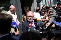 　フランス司法当局による国民連合（ＲＮ）本部の家宅捜索後、取材に応じるＲＮ関係者＝９日、パリ（ロイター＝共同）