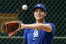 　試合前、ブルペンで投球練習するドジャース・大谷＝ミルウォーキー（共同）