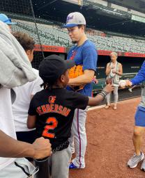 　中止となったオリオールズ戦前に、サインの求めに応じるメッツ・千賀＝ボルティモア（共同）