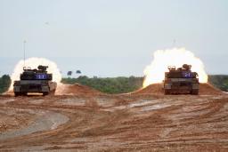　１０日、台湾北部・新竹県で実弾射撃訓練を行うＭ１Ａ２Ｔエーブラムス戦車（共同）