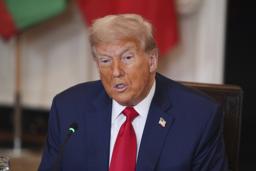 　ワシントンのホワイトハウスでアフリカ諸国の首脳らを前に話すトランプ米大統領＝９日（ＡＰ＝共同）