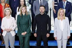 　１０日、ローマでの「ウクライナ復興会議」で写真に納まる、右からイタリアのメローニ首相、ウクライナのゼレンスキー大統領夫妻、ＥＵのフォンデアライエン欧州委員長（ＬａＰｒｅｓｓｅ提供・ＡＰ＝共同）