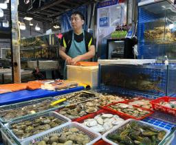 　中国北京市にある海鮮市場の鮮魚店＝６月３０日（共同）