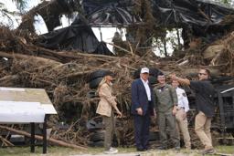 　１１日、米テキサス州カー郡カービルの被災地を視察するトランプ大統領（左から２人目）（ＡＰ＝共同）