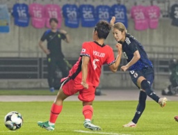 　日本―韓国　前半、先制ゴールを決める成宮（右）＝華城（共同）
