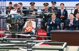 　２０２４年１０月、ソウルで開かれた行事で無人機を観覧する尹錫悦前大統領（前列右）（聯合＝共同）