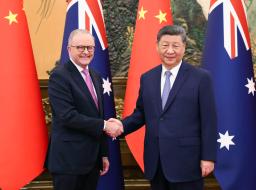 　オーストラリアのアルバニージー首相（左）と握手する中国の習近平国家主席＝１５日、北京の人民大会堂（新華社＝共同）