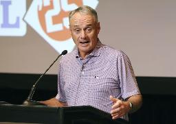 　記者会見するＭＬＢのロブ・マンフレッド・コミッショナー＝２月、米アリゾナ州フェニックス