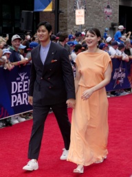 　米大リーグ、オールスター戦で、試合前恒例行事のレッドカーペットショーに参加したドジャースの大谷翔平と妻真美子さん＝１５日、アトランタ（共同）