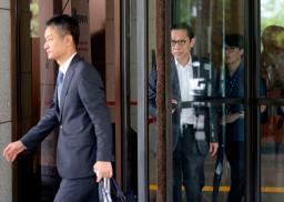 　韓国サムスン電子の李在鎔会長の無罪判決が確定し、最高裁を出る李会長の弁護団＝１７日、ソウル（聯合＝共同）