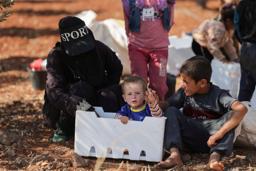　１７日、ベドウィン（遊牧民）の武装勢力とイスラム教ドルーズ派の衝突があったシリア南部で座り込む子どもら（ロイター＝共同）