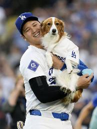 　昨年８月、米大リーグのオリオールズ戦で「始球式」を行った愛犬デコピンと笑顔のドジャース・大谷翔平＝ロサンゼルス