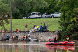 　米テキサス州カー郡カービルで、グアダルペ川を捜索する救助関係者＝１４日（ゲッティ＝共同）