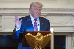　ホワイトハウスでのディナーの席でスピーチするトランプ米大統領＝１８日、ワシントン（ＡＰ＝共同）