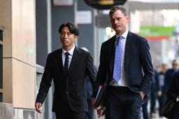 　２１日、オーストラリア・メルボルンの裁判所に到着した檀崎竜孔被告（左）（ＡＡＰ＝共同）
