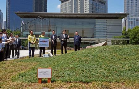 　福島第１原発事故に伴う除染土を再利用し、造成された首相官邸の前庭を視察する（奥右から）伊藤復興相、林官房長官、浅尾環境相＝２２日午前