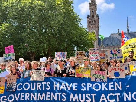 　オランダ・ハーグの国際司法裁判所前で、気候変動への対応を訴えるデモ参加者ら＝２３日（共同）