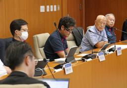 　福井県美浜町議会の原子力発電所特別委員会で、関電の担当者らに質問する松下照幸町議（右から２人目）＝２４日午前