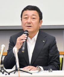 　記者会見する東電柏崎刈羽原発の稲垣武之所長＝２４日午前、新潟県刈羽村