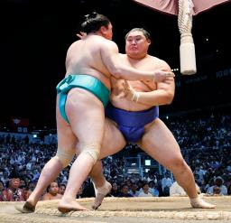 　取り直しの末、大の里（右）が押し出しで一山本を下す＝ＩＧアリーナ