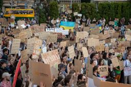 　ウクライナ西部リビウで、汚職捜査を弱体化する法改正に抗議する市民ら（ゲッティ＝共同）
