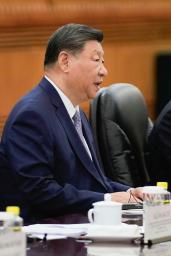 　ＥＵのコスタ大統領らと会談する中国の習近平国家主席＝２４日、北京の人民大会堂（共同）