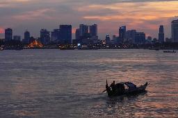 　カンボジアの首都プノンペンを流れるメコン川＝２０２３年