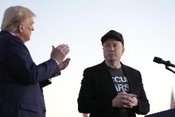 　昨年１０月、米ペンシルベニア州バトラーで、大統領選の集会に参加したトランプ氏（左）とマスク氏（ＡＰ＝共同）