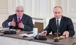 　ロシアのプーチン大統領（右）と世界主要通信社の代表らとの会見で司会を務めるタス通信のグスマン第１副社長＝６月、サンクトペテルブルク（タス＝共同）