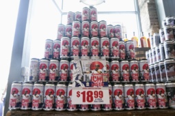 　バットを構えるイチローさんが描かれた缶ビール＝２５日、ニューヨーク州クーパーズタウン（共同）