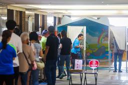 　２６日、台湾北部・新北市で投票のため並ぶ有権者ら（中央通信社＝共同）