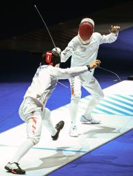 　男子エペ個人３回戦　中国選手（左）と対戦する加納虹輝＝トビリシ（共同）