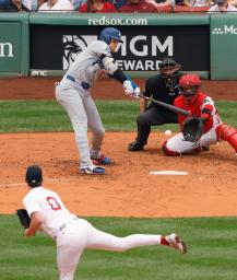 　レッドソックス戦の４回、右前打を放つドジャース・大谷。投手ビューラー＝ボストン（共同）