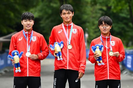 　陸上の男子２０キロ競歩の団体で優勝した日本の（左から）土屋、原、吉迫＝ボーフム（（ｃ）Ｍｉｃｈａｅｌ　Ｃｈｉｓｈｏｌｍ／Ｒｈｉｎｅ－Ｒｕｈｒ　２０２５、共同）
