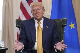 　２７日、英北部スコットランドでＥＵのフォンデアライエン欧州委員長と会談するトランプ米大統領（ＡＰ＝共同）